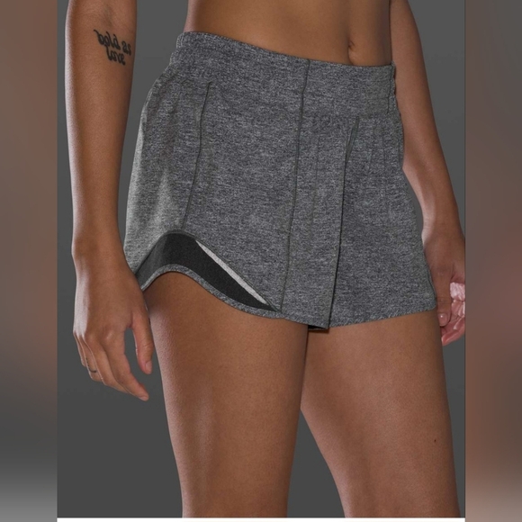 Lululemon Hotty Hot Short II 4" Size 6Tall - Picture 1 of 10